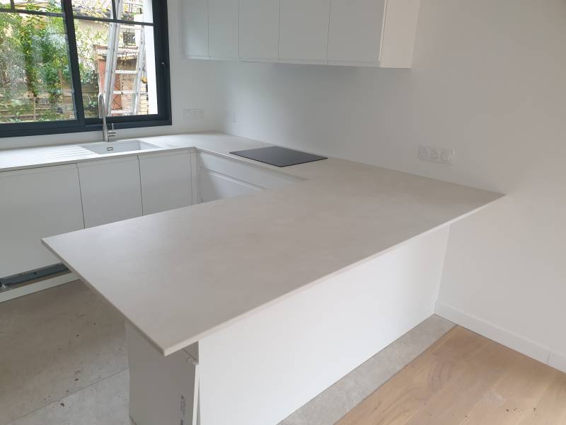 Marbrier qui fait des plans de travail en Dekton Sandik à petit prix sur le Bassin d'Arcachon 33