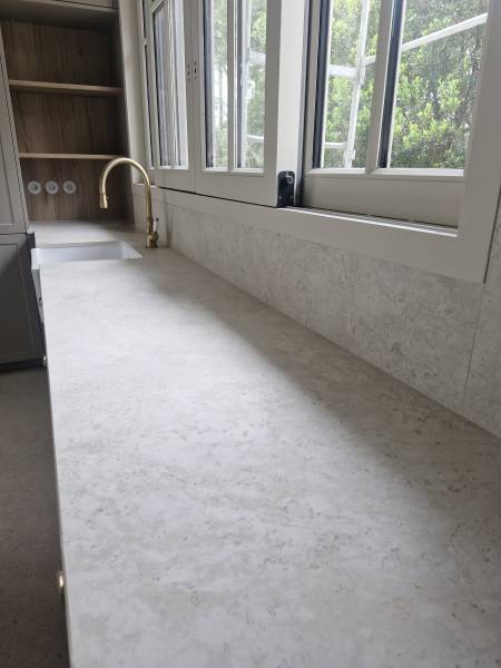 Dekton Sabbia, une céramique beige au touché mat et aux effets naturels chez le marbrier Hm Déco près de La Teste de Buch