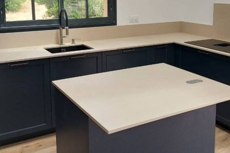 Quel plan de travail avec des meubles bleus dans une cuisine à Andernos?