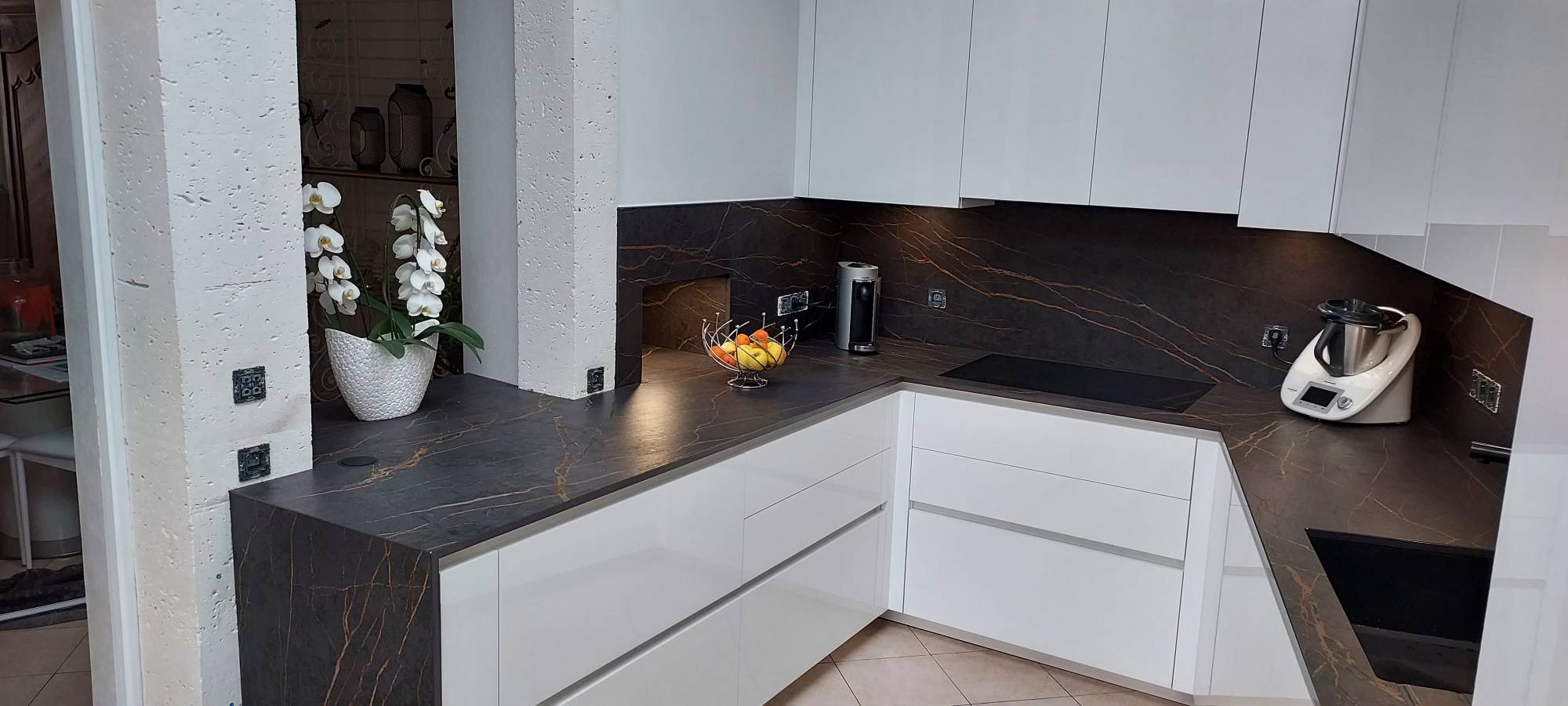 Qui installe des plans de travail noir avec veinage marron sur Landiras