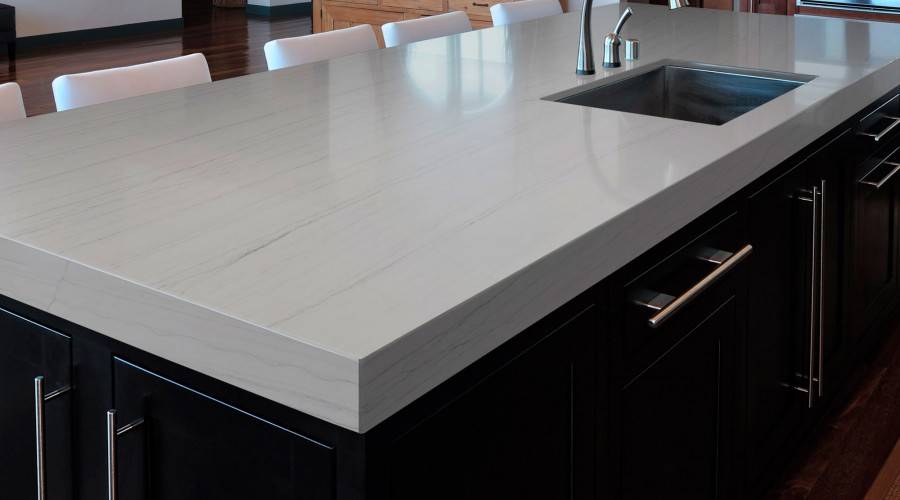 Mettre du granit blanc sur son îlot de cuisine dans le médoc 33