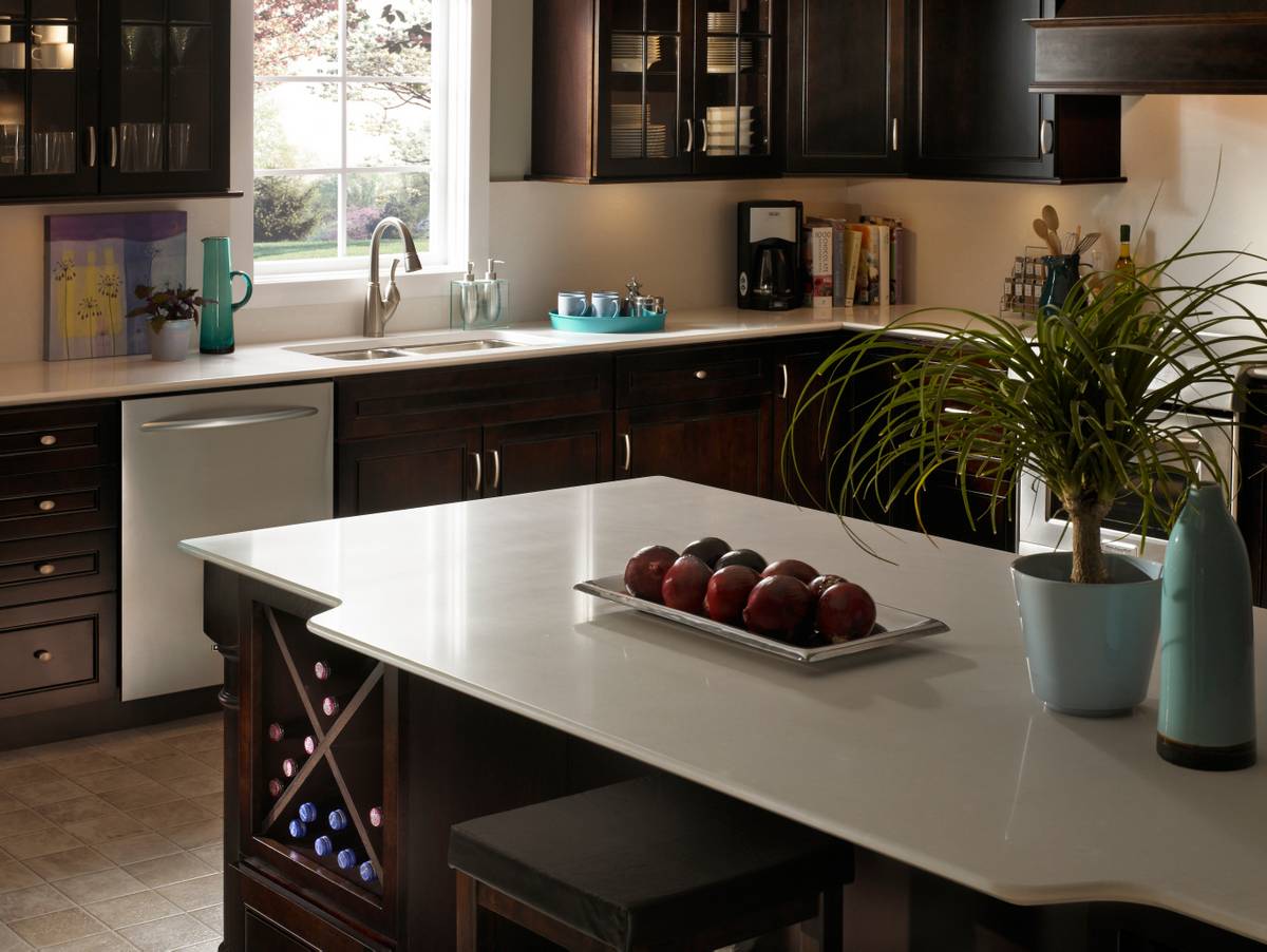 Plan de travail blanc tacheté dans les Landes