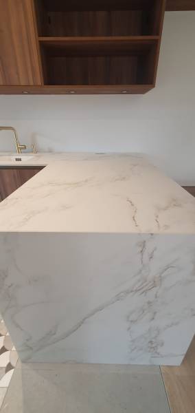 Quel marbrier pour un jambage en coupe d'onglet de qualité sur des plans de travail 