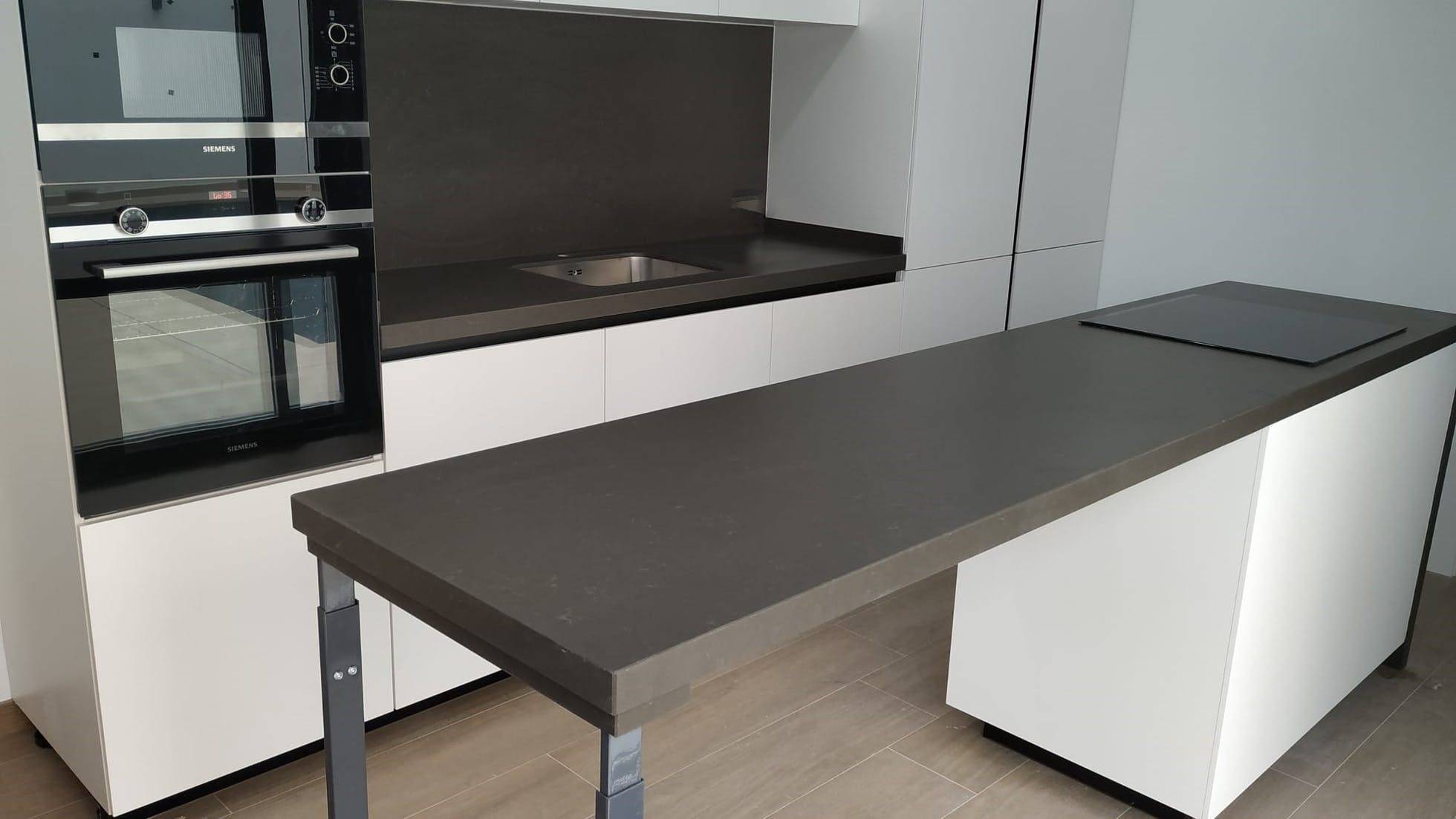 installer une table avec plan de travail en quartz couleur taupe à Le Teich