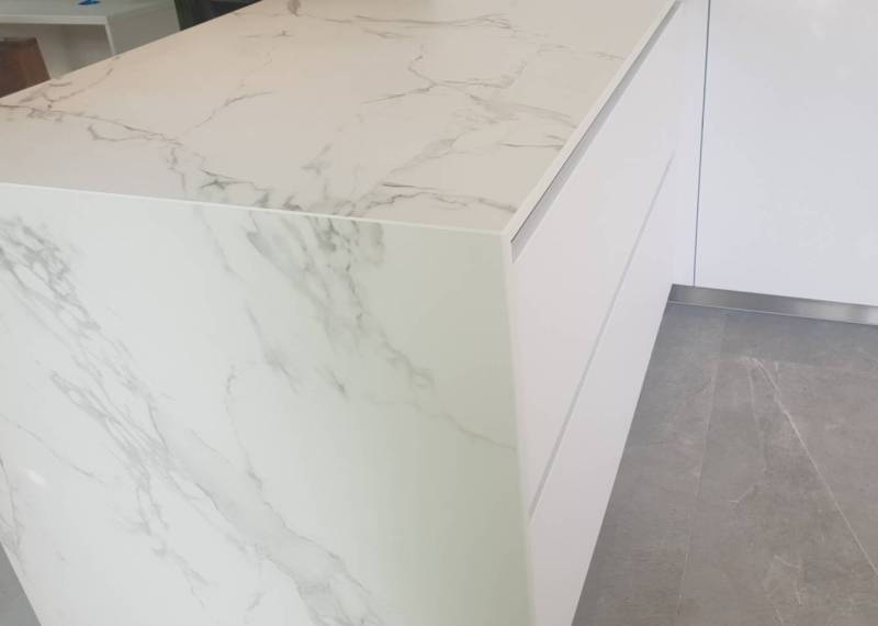 Quel marbrier en Gironde pour un rendu esthétique d'un jambage en coupe d'ongle sur du dekton par HM DECO  à Biganos
