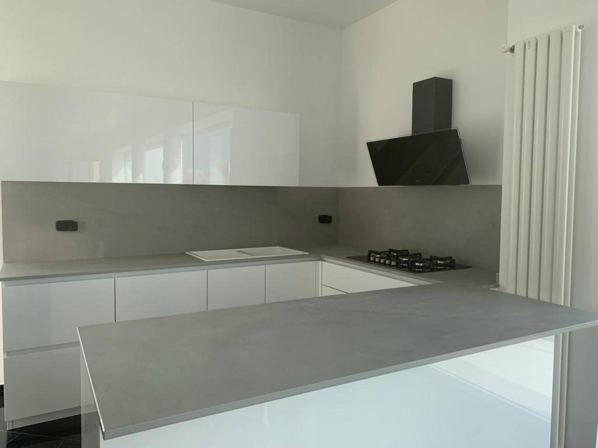 Trouver  un plan de travail en dekton de couleur gris BORDEAUX rives droite