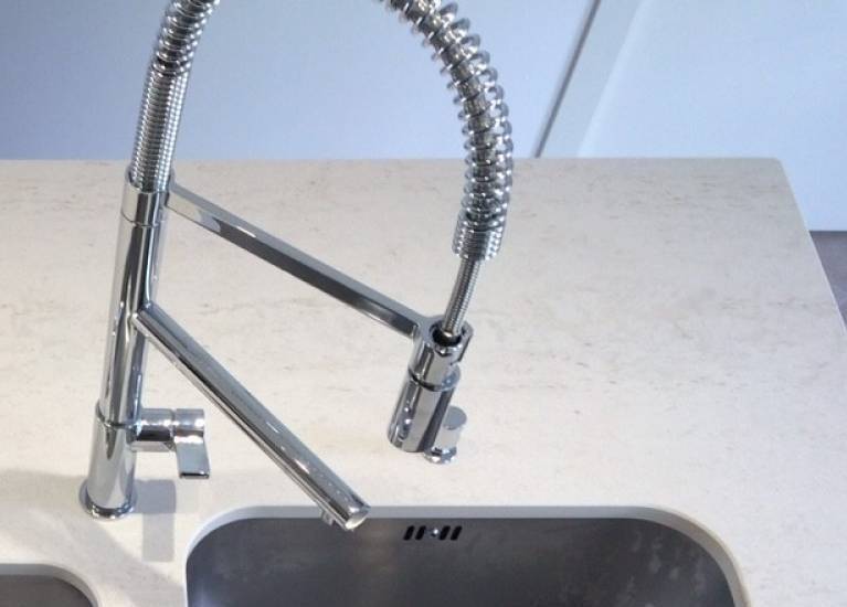 Découpe brute pour mitigeur sur un plan de travail en céramiqueSaint Aubin de Medoc 33