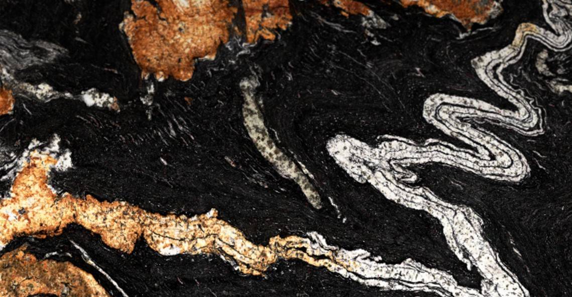 plan de travail noir veiné de blanc et d'orange sur le bassin d'arcachon