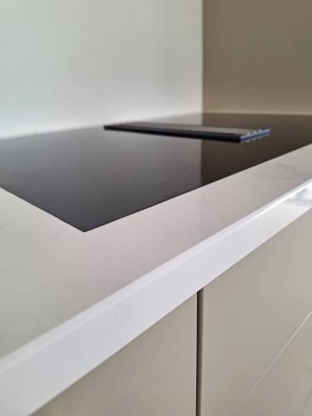 Plaque de cuisson affleurante à poser sur un plan de travail en Pierre naturelle autour de Martillac 33