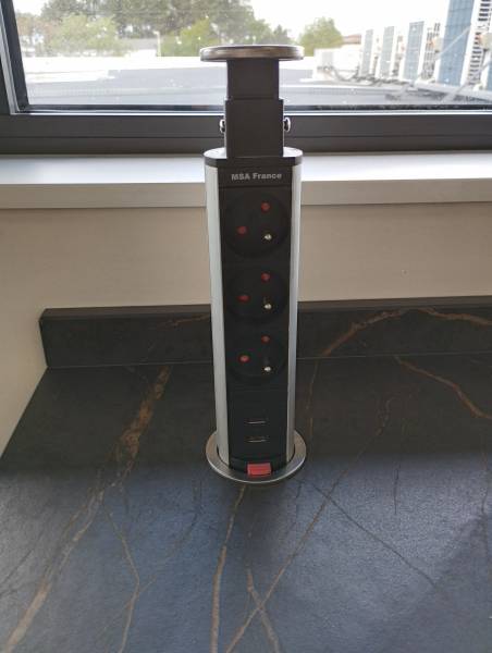 Insertion prise télescopique dans plan de travail en Dekton avec un bon marbrier en Gironde 33