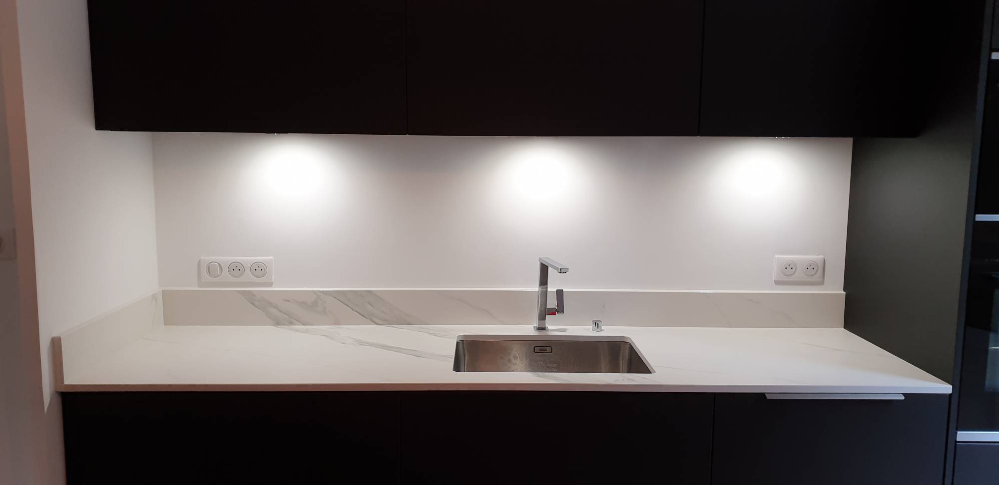 Installer un plan de travail de cuisine moderne en céramique près de Bordeaux