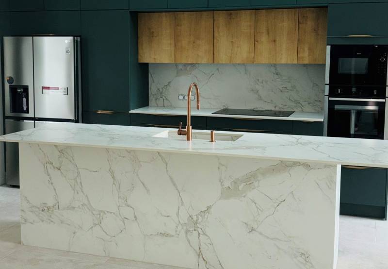 Faire installer un ilot en Dekton Entzo dans sa cuisine par un marbrier méticuleux dans les Landes