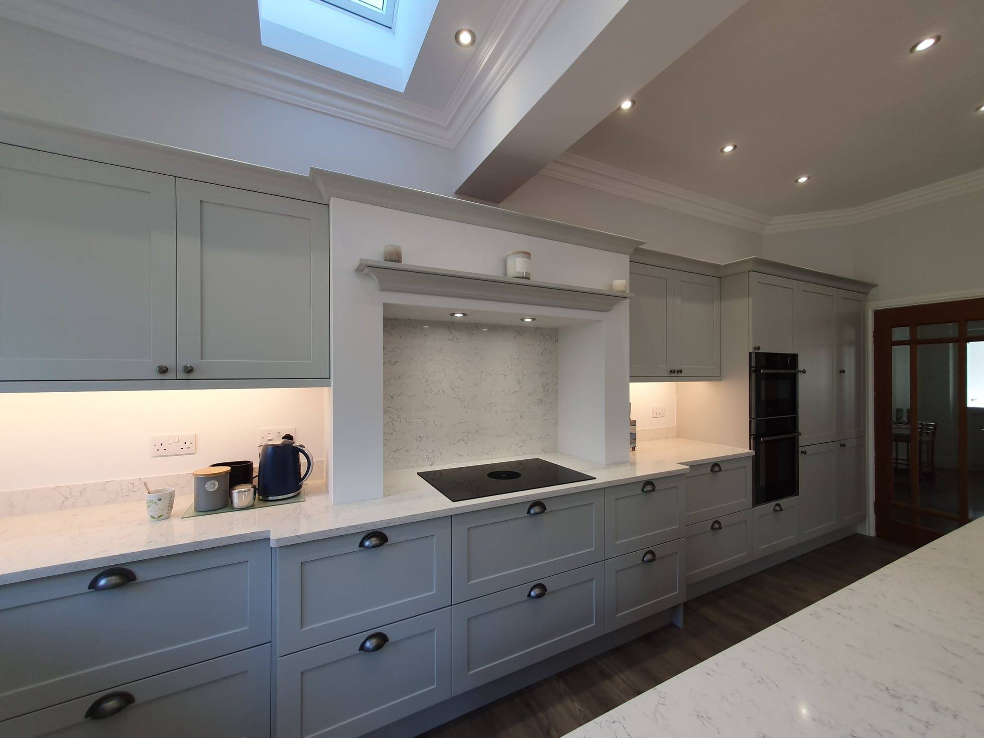 Poser un plan de travail en Quartz blanc tacheté en Gironde ou dans le 40