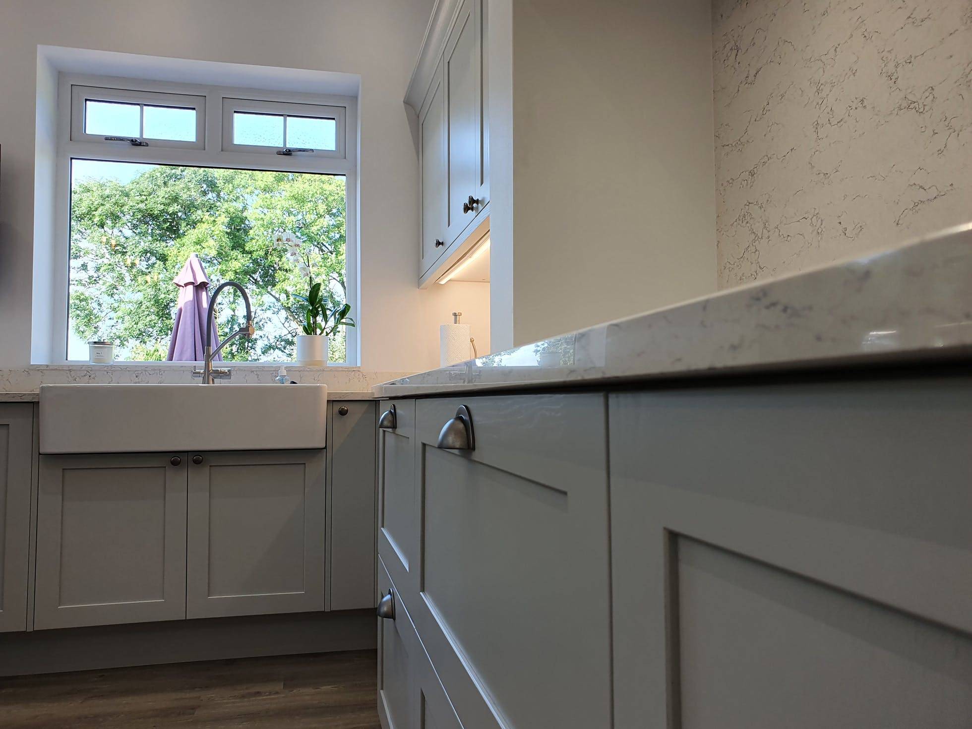 Plan de travail avec dosseret brillant en quartz sur la teste