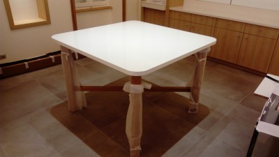 Faire une table en Dekton blanc Halo avec piétement en bois à Libournes